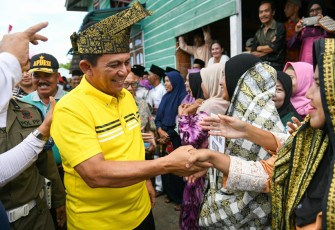 Masyarakat Mentuda saat sambut Kedatangan Rombongan Gubernur Kepri