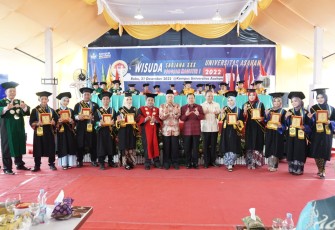 Wisuda di Halaman Parkir UNA, Rabu (21/12/2022).