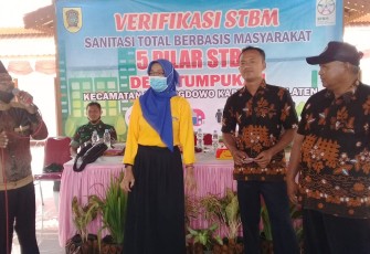 Kades Suyamto Memberikan Apresiasi Pada Warga Yang Aktif  Berperan Mendukung Giat STBM 5 Pilar (27/09/22).