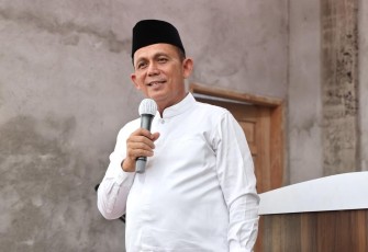  Gubernur Ansar saat menghadiri Peringatan Maulid Nabi Muhammad SAW 1444 H di Masjid Darul Hidayah Ikatan Keluarga Batang Gasan (IKABAGAS) JI.Batu Naga, Kota Tanjungpinang, Ahad, (13/11).