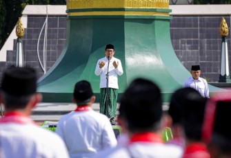 Gus Muhaimin saat memimpin apel akbar dalam rangka Peringatan Hari Santri Nasional (HSN) 2022 di halaman Tugu Pahlawan Surabaya, Jawa Timur, Sabtu (22/10/2022).