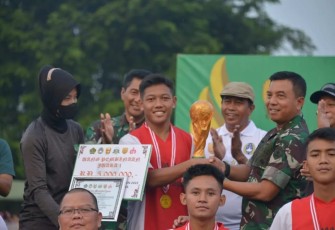 Kasdam Jaya saat menutup secara resmi Liga Santri PSSI Piala Kasad Tahun 2022 Wilayah Kodam Jaya dengan memberikan Piala, Medali dan piagam penghargaan serta uang pembinaan kepada sang juara.