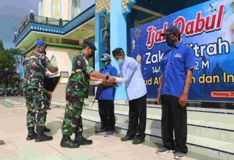 Danlanud Abd Saleh Marsma TNI Zulfahmi menyerahkan zakat fitrah anggota lanud dan isub ke Kabintal lanud Abd Saleh. Senin (25/4/2022)