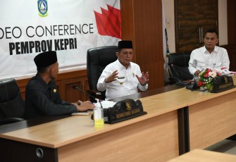 Gubernur Kepri H. Ansar Ahmad didampingi Sekdaprov Adi Prihantara dan jajaran Kepala Organisasi Perangkat Daerah (OPD) di Provinsi Kepulauan Riau mengikuti pembukaan Musrenbangnas Tahun 2022 bersama Presiden RI Jokowi secara virtual, Kamis Kamis (28/04/2022).  
