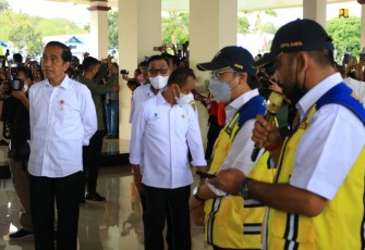 Presiden Jokowi saat Tinjau Penataan Kawasan MTQ Saumlaki