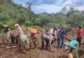 Polisi dan Masyarakat dalam kegiatan penanaman bibit jagung.