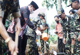 Wagub Bengkulu Rosjonsyah bersama PPM saat melaksanakan penanaman 1000 buah batang pohon di SMK 2 dan SMA 3 Bengkulu Tengah, Kamis (21/7).