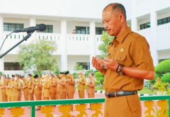 Sekretaris Daerah Provinsi Kepulauan Riau, Drs. Adi Prihantara MM, saat pimpin apel pagi, Senin (25/7/22)
