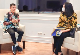 Kepala Dinas Komunikasi dan Informatika Hasan saat menemui langsung Staf Khusus Menteri Kominfo RI Rosarita Niken Widiastuti di Jakarta, Rabu (15/6)