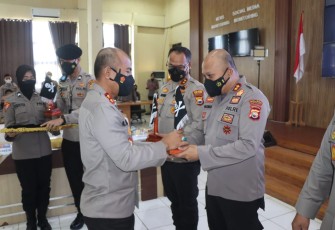 Kapolda Bengkulu saat Berikan Bendera Hitam Kepada 3 Polres