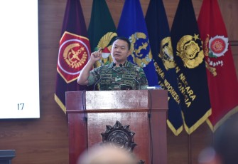 Kasad Jenderal TNI Dr. Dudung Abdurachman saat memberikan pembekalan kepada Pasis Dikreg L Sesko TNI di Graha Widya Adibrata Sesko TNI, Bandung. Jumat, (2/12/2022).