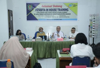 Sekda Drs. John Hardi Nasution, M. Si saat membuka kegiatan In House Training Validasi Metode Pengujian Kimia Dinas Lingkungan Hidup Kabupaten Asahan, Rabu (19/10/2022).