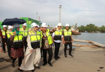 Gubernur Bengkulu Rohidin Mersyah saat langsung mengajak Menteri Perusahaan Perladangan dan Komoditi Malaysia Yang Berhormat (YB) Datuk Hajah Zuraida Kamaruddin meninjau Pelabuhan Pulau Baai Bengkulu, Sabtu (16/7) 