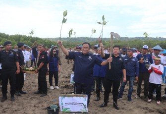 DPW NasDem Jawa Timur saat melakukan Kenduri (Kendalikan, Lindungi, dan Lestarikan) Bahari dengan menanam ribuan pohon mangrove di Desa Kedungasri, Kecamatan Tegaldlimo, Kabupaten Banyuwangi, Minggu (28/8).