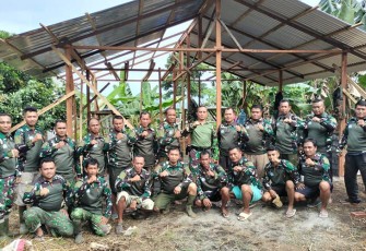 Dandim 1310/Bitung saat foto bersama personil tukang kodim 1310/Bitung