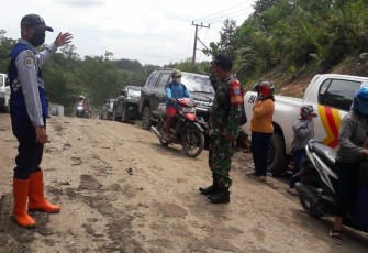Babinsa saat Bantu Atasi Kemacetan 