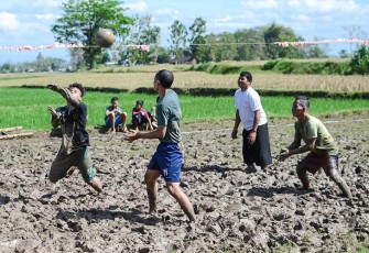 Perlombaan bola voli warga menyambut HUT Kemerdekaan RI ke-77, di lingkungan Blok 2, Dukuh Banaran, Desa Jatiharjo, Kecamatan Karanganyar, Kabupaten Karanganyar, Minggu (7/8/2022).