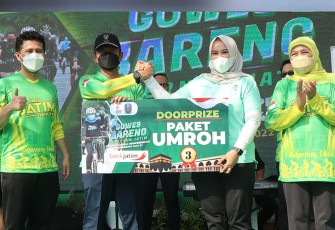 Penyerahan hadiah utama Paket Umrah
