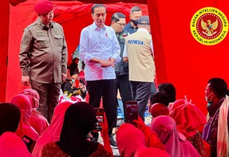 Presiden Joko Widodo saat mengunjungi korban gempa Cianjur di Posko Bantuan yang didirikan oleh BIN 