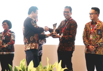Wakil Ketua KPK Johanes Tanak saat memberikan penghargaan kepada Direktur Utama Bank Jatim Busrul Iman (09/02).