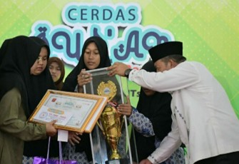 Bupati Agam DR. Andri Warman menyerahkan hadiah pada pemenang Cerdas Qur’an tingkat Kabupaten Agam.