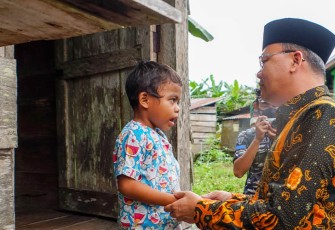 Gubernur Bengkulu Rohidin Mersyah saat sapa seorang anak di Pulau Enggano.