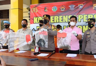 Polres Lebong Polda Bengkulu siang kemarin Kamis (28/04) saat menggelar konferensi pers terkait keberhasilan pengungkapan kasus pembunuhan sadis di Desa Tik Kuto Kecamatan Rimbo Pengadang. 