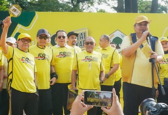 Bamsoet (tengah) saat mengikuti acara Jalan Sehat HUT Partai Golkar ke-58 bersama Ketua Umum Partai Golkar Airlangga Hartarto, di kawasan Gelora Bung Karno Senayan, Minggu (16/10/22).