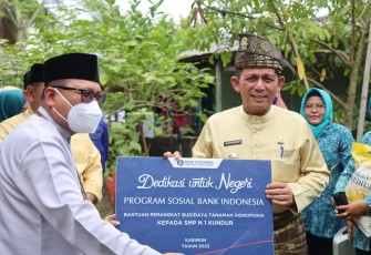 Gubernur Ansar saat berikan bantuan perangkat budidaya tanaman hidrogen Program Sosial Bank Indonesia secara simbolis.