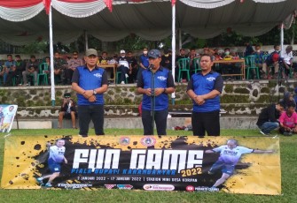 Bupati Karanganyar Juliyatmono (tengah) dan Ketua Askab PSSI Karanganyar Prihanto (kiri) dalam pembukaan Fun Game Piala Bupati Karanganyar 2022.