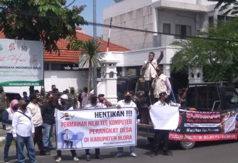 Ratusan massa PKN Blora melakukan unjuk rasa terkait tes perades didepan kantor Kejaksaan Negeri Blora.