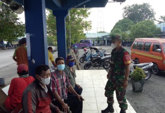 Serma Rudi memberikan imbauan di terminal Kembangjoyo