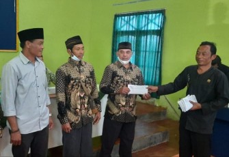 Kepala Desa Berjo, Suyatno saat membagikan dana Rp 10 juta dari hasil laba BUMDes Berjo, kepada tiap Ketua RT (Kamis, 6/1/2022)