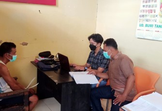 Tersangka saat diperiksa penyidik
