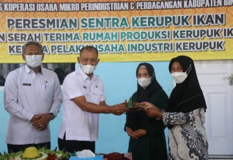 Dinas Koperasi Usaha Mikro Perindustrian dan Perdagangan melakukan Peresmian Sentra Kerupuk Ikan dan Serah Terima Rumah Produksi Kerupuk Ikan kepada para pelaku usaha industri kerupuk