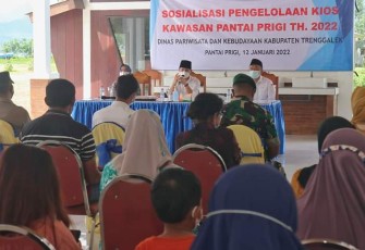 Bupati Trenggalek, Mochamad Nur Arifin, saat sosialisasi pengolahan kios kawasan pantai Prigi, Tahun 2022, bersama Dinas Pariwisata dan Kebudayaan, Rabu (12/1/2022) (Foto : Hardi Rangga, klikwarta.com).