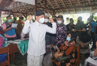 Bupati Trenggalek, Mochamad Nur Arifin, saat meninjau Vaksinasi Booster, Kamis (13/1/2022) (Foto : Hardi Rangga, klikwarta.com).