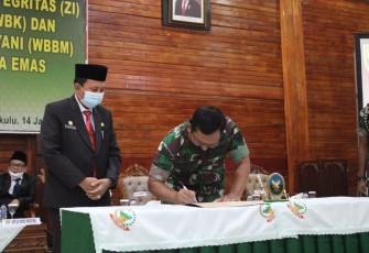 Penandatanganan Pencanangan Pembangunan Zona Integritas Korem 041/Gamas Bersama Pemprov Bengkulu