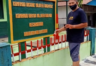 Komandan Koramil 1016-08/Kahut Letda Inf Adi Sulistyo melakukan perbaikan pangkalan secara bertahap