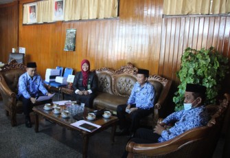 Sekda Hamka Sabri memberikan pengarahan kepada jajaran pejabat Dinas Lingkungan Hidup dan Kehutanan (DLHK) Provinsi Bengkulu, terkait kebersihan Pantai Panjang