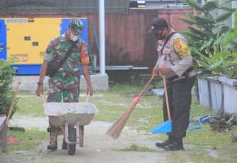 Sinergitas TNI-Polri Palangka Raya dalam melaksanakan pembersihan tempat ibadah umat Kristiani 