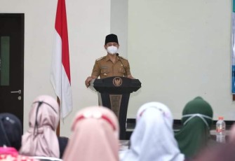 Bupati Trenggalek, Mochamad Nur Arifin, saat memberikan sambutan dalam acara Pelantikan Pengurus asosiasi UMKM, di Gedung Barasa, Selasa (18/1/2022) (Foto : Hardi Rangga, klikwarta.com).