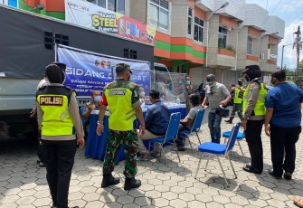 Suasana Ops Vustisi pendisiplinan prokes di depan Ruko Nirwana Plaza Kabupaten Tulungagung