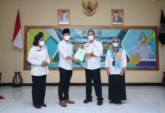 Bupati Trenggalek, Mochamad Nur Arifin, saat menerima Sertifikat di kantor BPN Trenggalek, Rabu (19/1/2022) (Foto : Hardi Rangga, klikwarta.com).