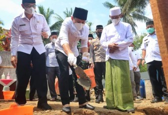Bupati Trenggalek, Mochamad Nur Arifin, saat menandai dimulainya pemugaran Masjid Istiqomah, Desa Nglebeng, Kecamatan Panggul, Kabupaten Trenggalek, Rabu (19/1/2022) (Foto : Hardi Rangga, klikwarta.com)