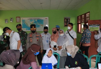 Kapolda Bengkulu Bersama Gubernur dan Kasrem Tinjau Vaksinasi Massal di Sekolah
