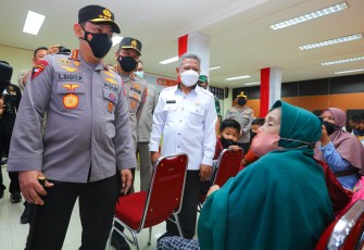 Kapolri Jenderal Listyo Sigit Prabowo meninjau langsung vaksinasi serentak se-Indonesia 