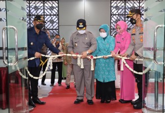 Pengguntingan pita oleh Bupati Tulungagung, tanda diresmikannya Gedung Utama "SARJA ARYA RACANA" dan Kantor Satreskrim Polres Tulungagung