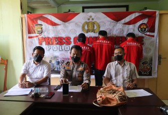 Kabid Humas Polda Bengkulu, Kombes Pol Sudarno, S.Sos., M.H, didampingi Kasubdit I dan Kasubdit II Ditresnarkoba, saat konferensi Pers