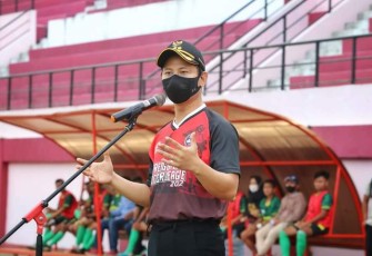 Bupati Trenggalek, Mochamad Nur Arifin, saat membuka Kompetisi lokal Trenggalek Soccer League, di Stadion Minak Sopal, Kabupaten Trenggalek, Jum'at (21/1/2022) (Foto : Hardi Rangga, klikwarta.com).